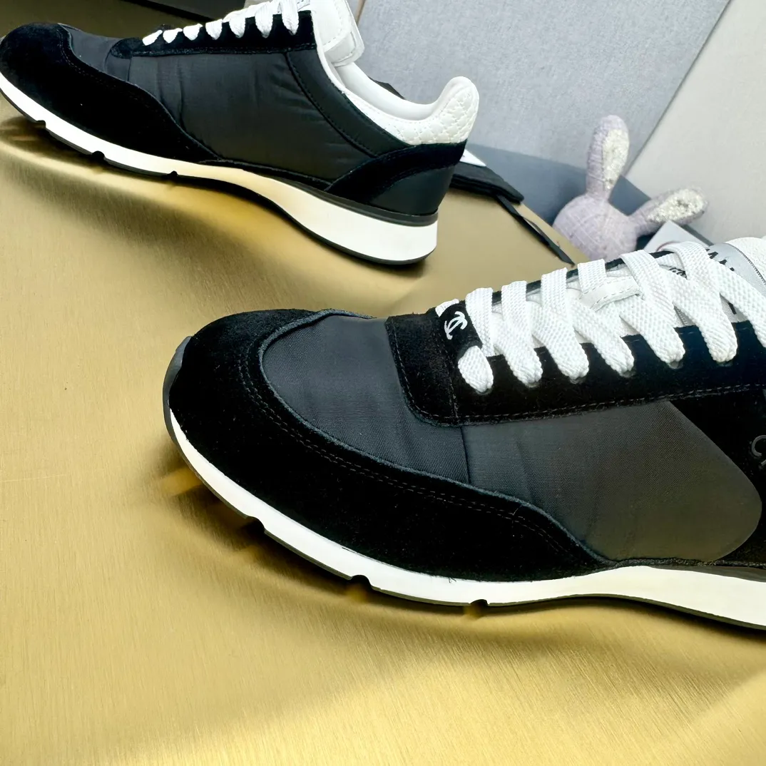 👟👟Ex-factory price 560👟👟 CHANEL Chanel thick-soled panda sneakers Panda biscuit shoes Chanel 2024ss popular panda shoes 🐼Colorful thick-soled casual sports shoes sneakers counter synchronization The counter is very popular Very difficult to buy a shoe The most popular thick-soled panda shoes on the Internet It can be imagined that small fragrance control can not miss it, both appearance and comfort coexist Simple and versatile white shoes. The thick sole increases height and is super versatile. You can wear it with your eyes closed😍Whoever wears it will look better. Upper: calfskin. Lining: imported sheepskin lining. Outsole: TPU original outsole. Size: 35-40 (41 customized.